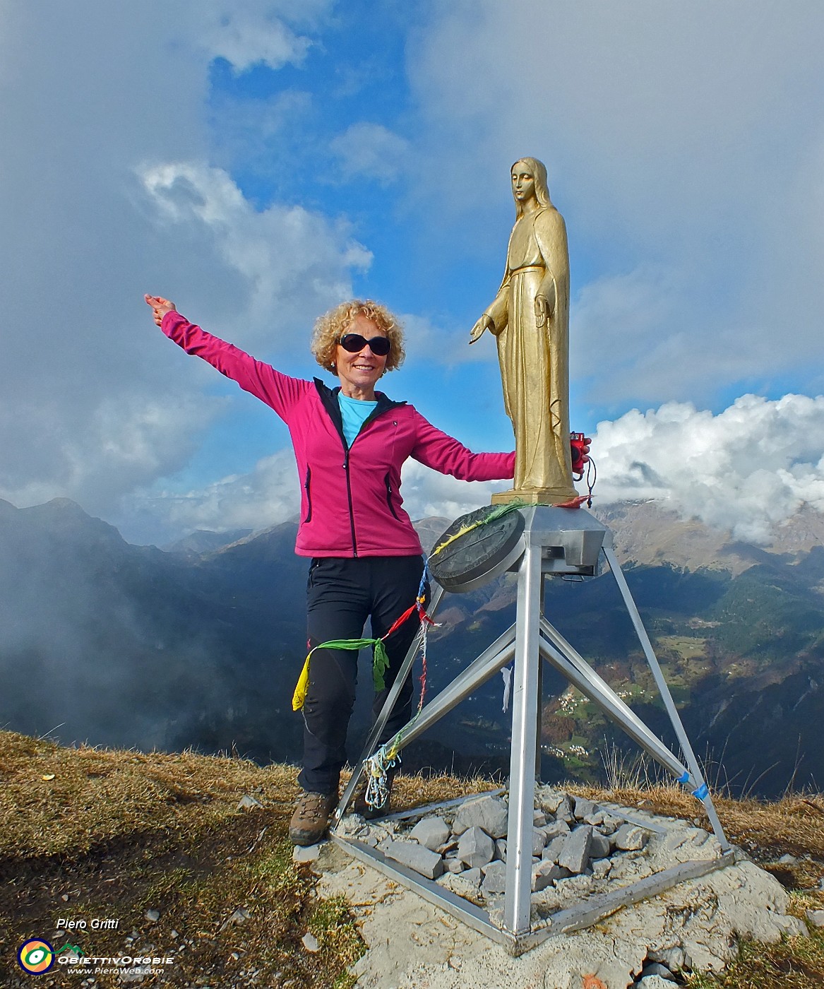 49 Alla Madonnina di vetta del Pizzo Baciamorti (2006 m) del G.E.A..JPG